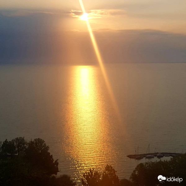Felhős napkelte Tihanyban