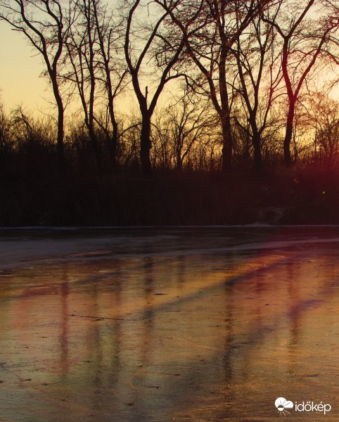 Naplemente fényei a Csörge Tó jegén