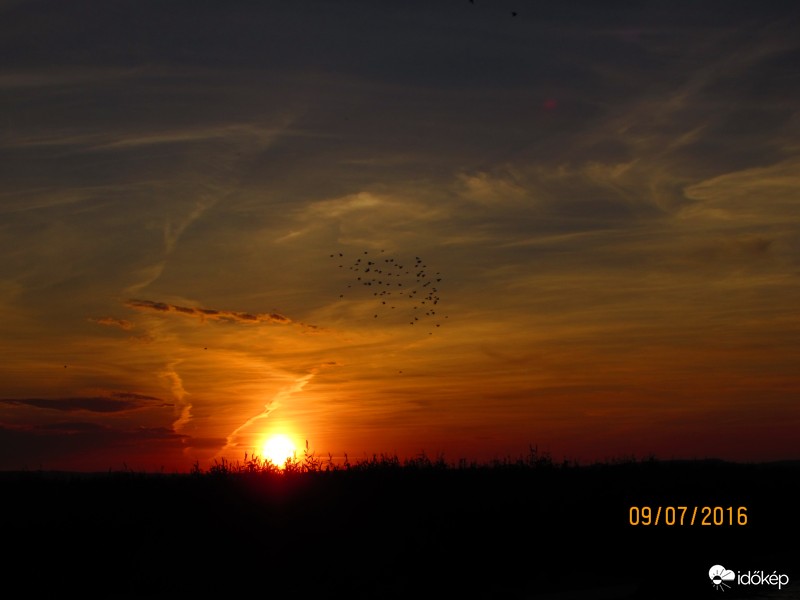 egyenlő oldalú háromszöget formáló felhők