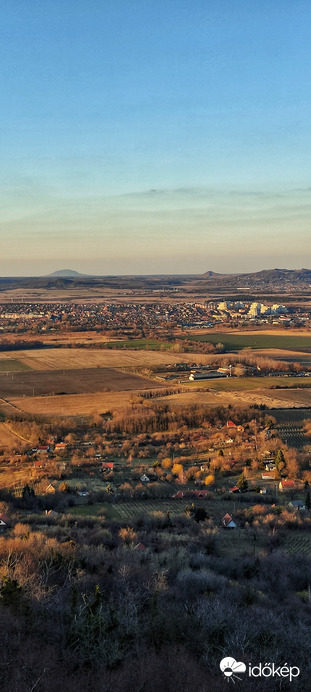 Tapolca naplementében. A háttérben a Somló, a Cseket-hegy és a Haláp. 