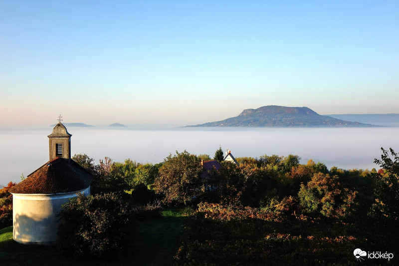 ..Látvány a Csobáncról.. Gyönyörű reggel a felhők fölött, nagyon szép volt.. Balaton 2017-10-15