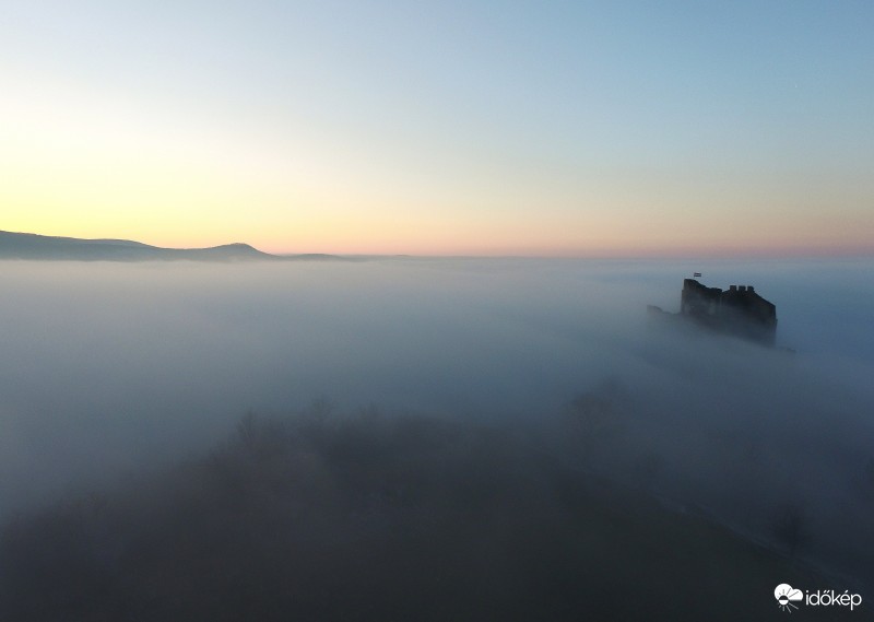 Elképesztően szép   naplemente Hollókő váránál és a környékén . Nógrád megye,Hollókő / Kelet-Cserhát / 2016-12-15