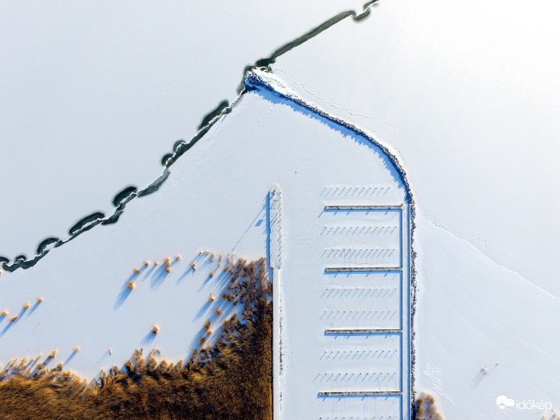 A fehér Balatonunk,Szigliget kikötője fölött, 2017-01-08