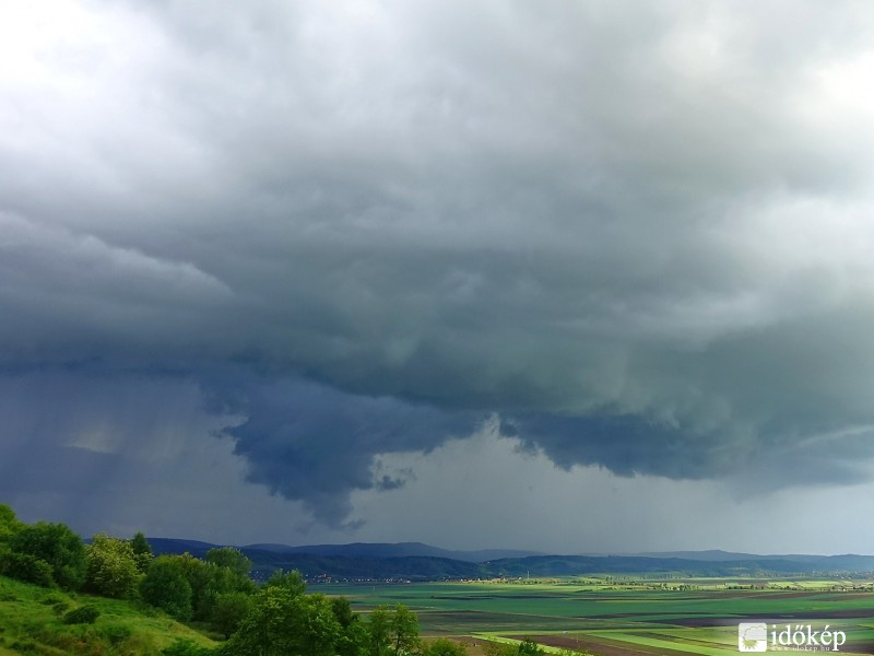 Nagyon látványos és gyönyörű zivatar késő délután. 2016-05-13