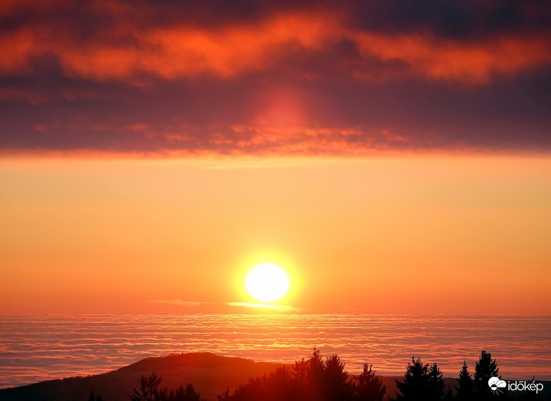 Elképesztő látványt produkált a természet a MÁTRÁBAN !! Nagyon szép volt !!  Felhők fölött és a naplemente fényei.2016-12-19