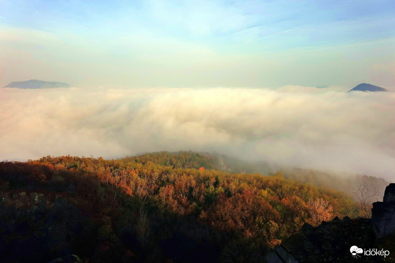 Gyönyörű reggeli látvány fogadott a Badacsonyról.  Felhők fölötti napsütés  2018.11.09.