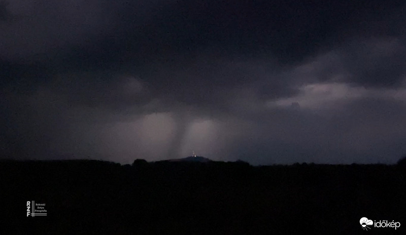 Esti villamshow Tiszalökön a tokaji hegy feletti esőfüggönnyel