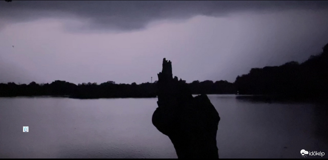 Amikor a tiszalöki kis-tiszai holtág öreg fája is bemutat ennek az esti meglepetés időjárásnak