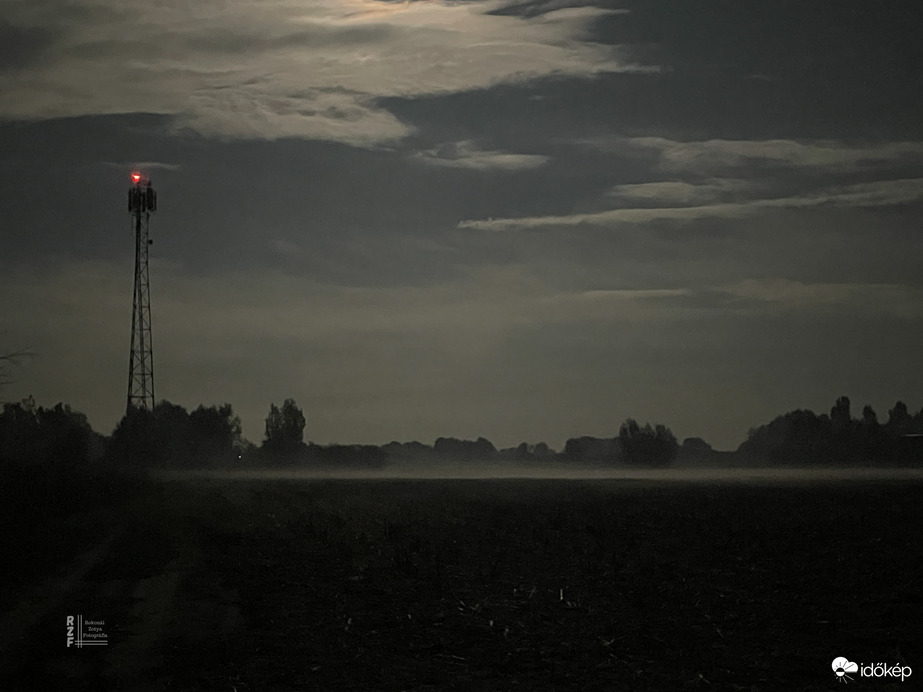 Szivárványos Hold köddel fűszerezve