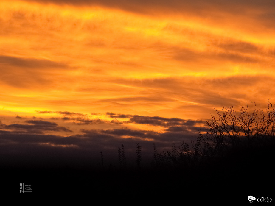 Halloweeni színes naplemente alkalomhoz illően Tiszalökön 