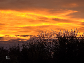 Halloweeni színes naplemente alkalomhoz illően Tiszalökön 