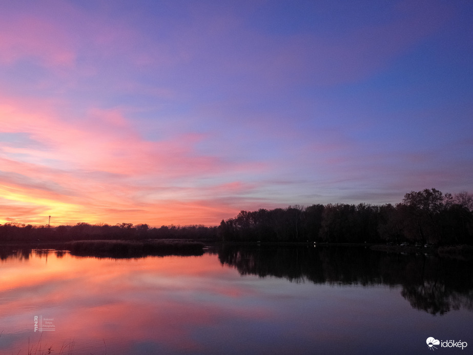 Halloweeni színes naplemente alkalomhoz illően Tiszalökön 