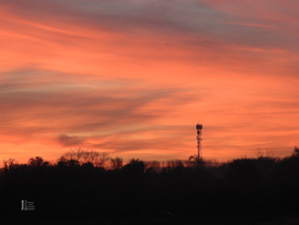 Halloweeni színes naplemente alkalomhoz illően Tiszalökön 