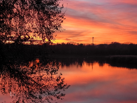 Halloweeni színes naplemente alkalomhoz illően Tiszalökön 