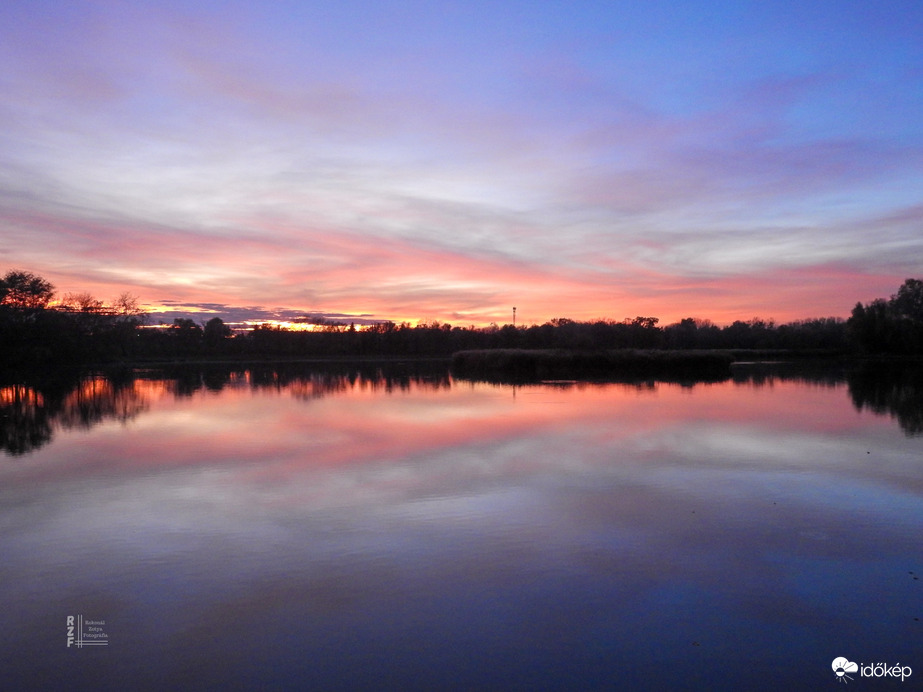 Halloweeni színes naplemente alkalomhoz illően Tiszalökön 