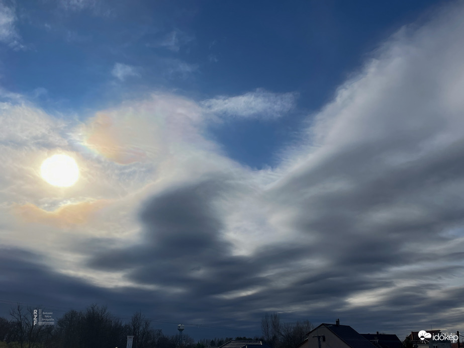 Valószínűleg érkeznek a hófelhők a Nap körüli irizálással, Tiszalök