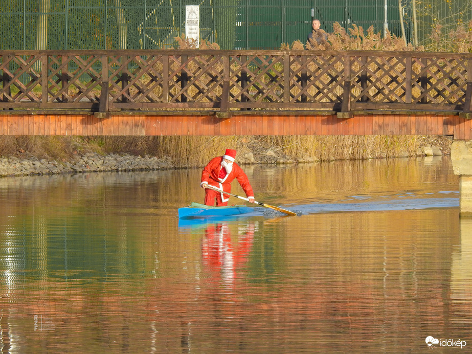 Rénszarvasok szabadságon – Mikulás kenuval szelte a Nyíregyháza Sóstói tavat