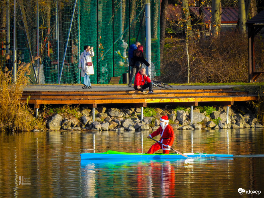 Rénszarvasok szabadságon – Mikulás kenuval szelte a Nyíregyháza Sóstói tavat
