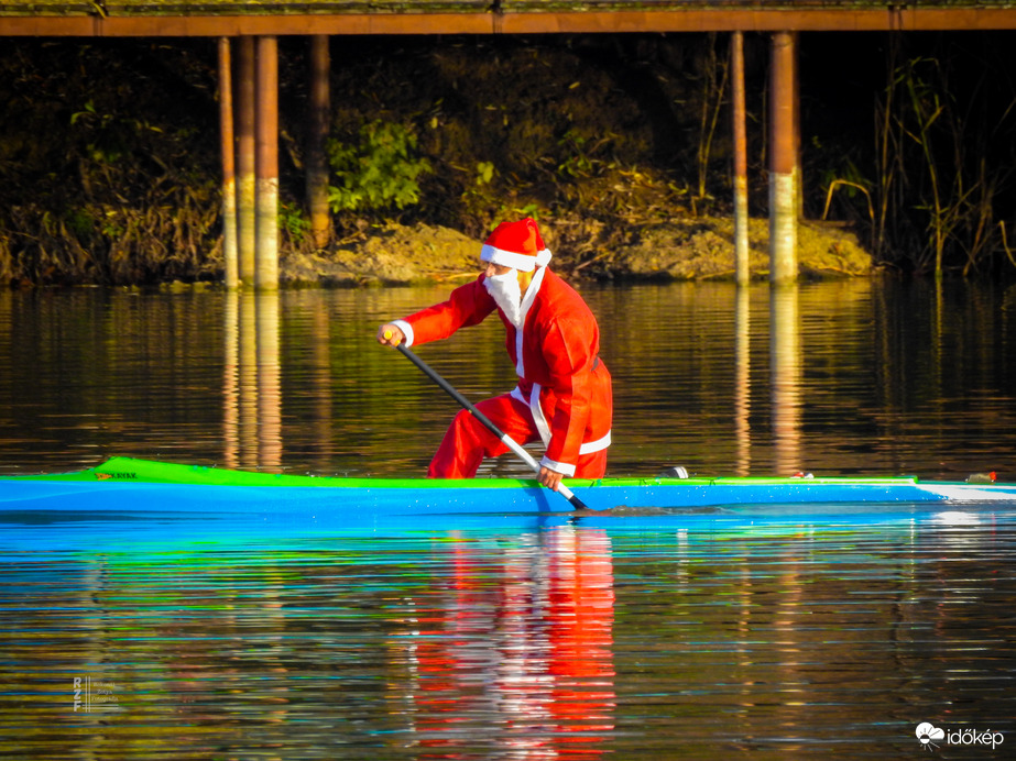 Rénszarvasok szabadságon – Mikulás kenuval szelte a Nyíregyháza Sóstói tavat