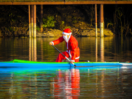 Rénszarvasok szabadságon – Mikulás kenuval szelte a Nyíregyháza Sóstói tavat