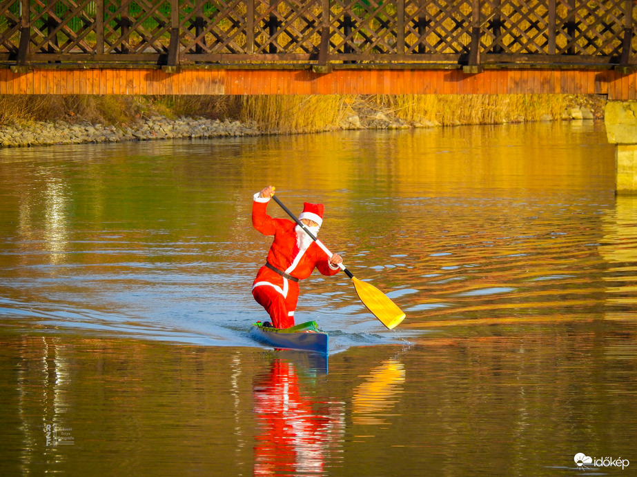 Rénszarvasok szabadságon – Mikulás kenuval szelte a Nyíregyháza Sóstói tavat