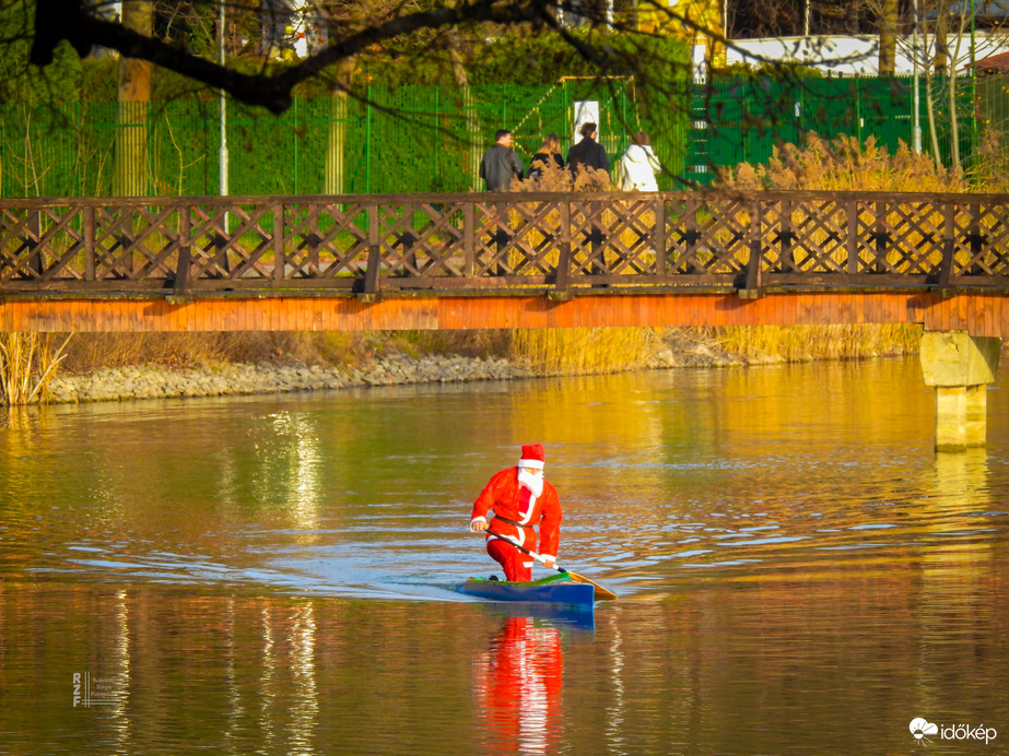 Rénszarvasok szabadságon – Mikulás kenuval szelte a Nyíregyháza Sóstói tavat