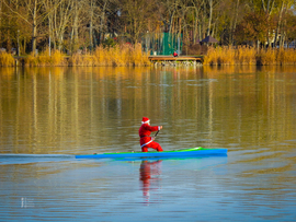 Rénszarvasok szabadságon – Mikulás kenuval szelte a Nyíregyháza Sóstói tavat