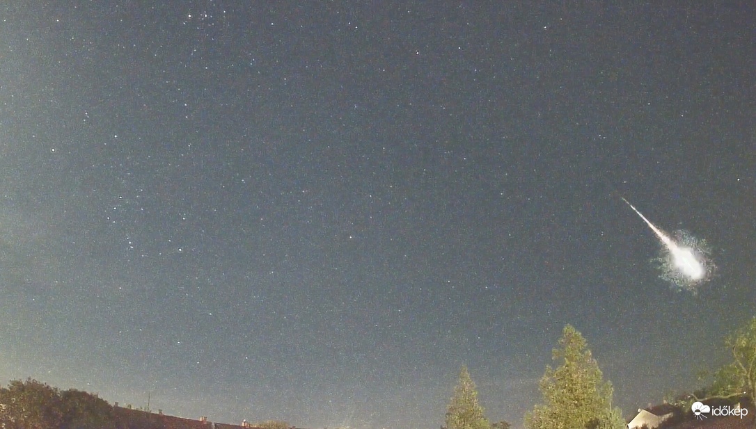 Látványos tűzgömb hétfő éjjel
