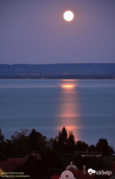 Vörös híd a Balatonon