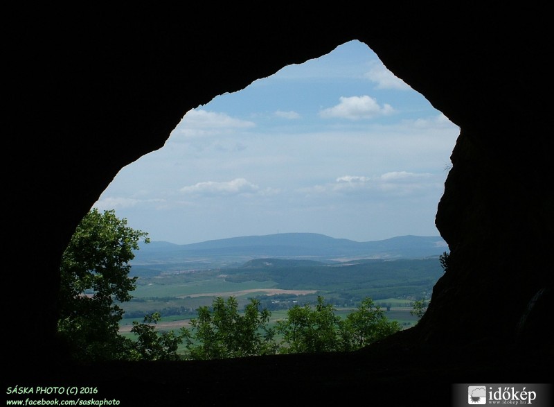 Kilátás a Legény-barlangból