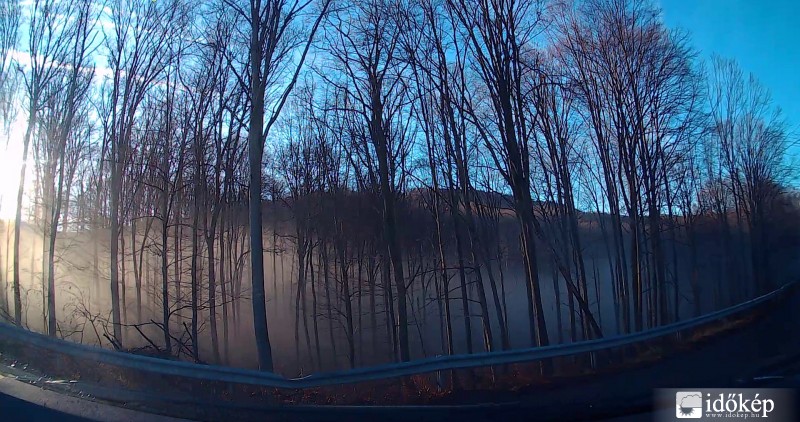 A felkelő nap és a köd