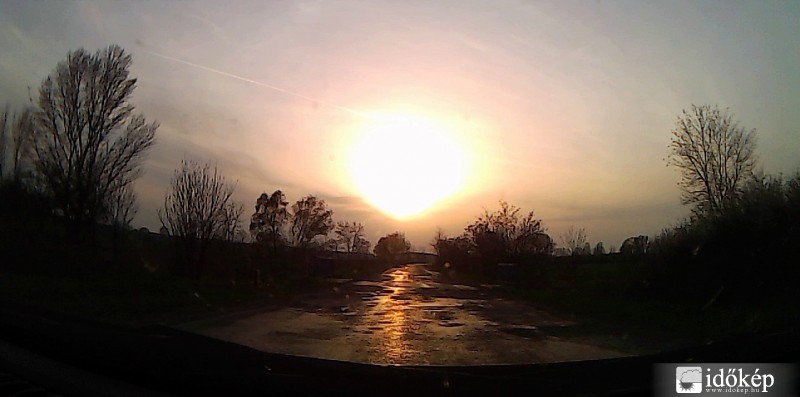 A szűcsi kátyúkon lassan eltűnik a nap sugara