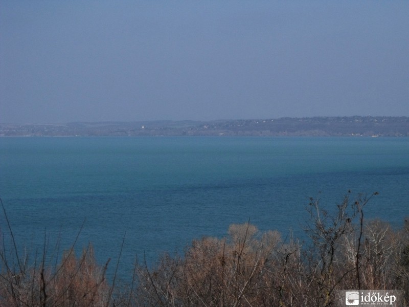 Balatonvilágosról nézve is gyönyörű tiszta a víz