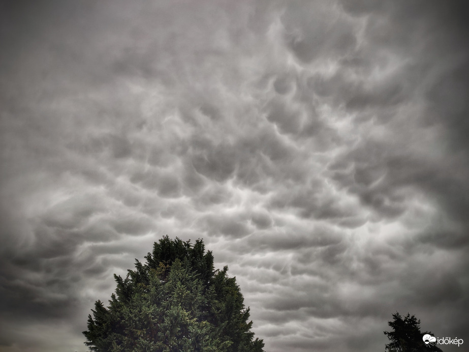 Mammákkal búcsúzik a szakadó eső