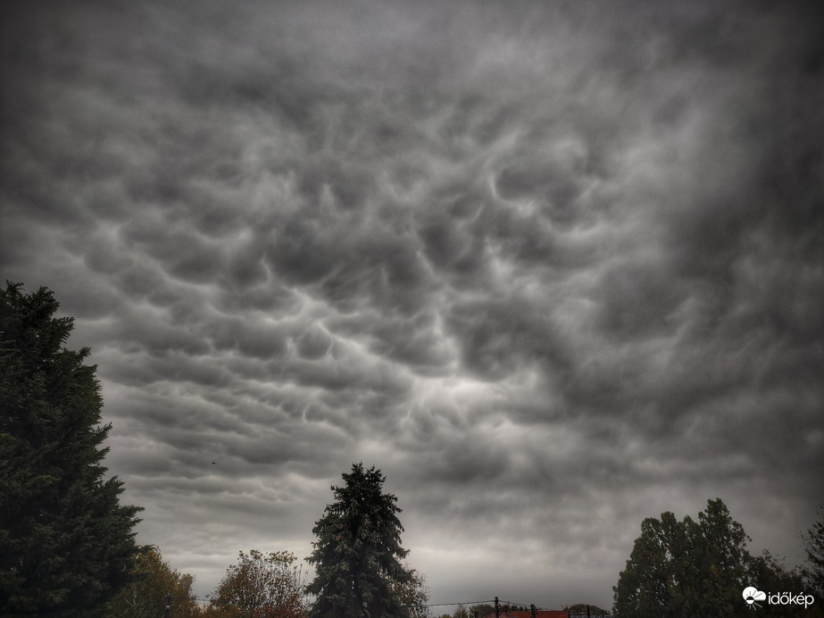 Látványos mammákkal búcsúzik a csapadéksáv