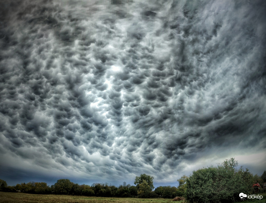 Összegyúrt panorámába foglalt mammás varázslat