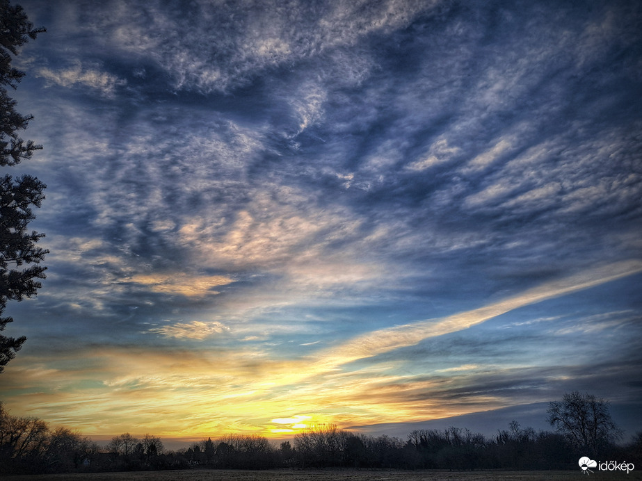 Pénteki napkelte egyik pillanata
