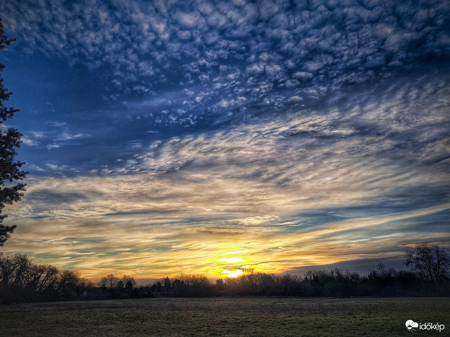 Felhővarázs napkelte után KH-szerű fodrozódásokkal