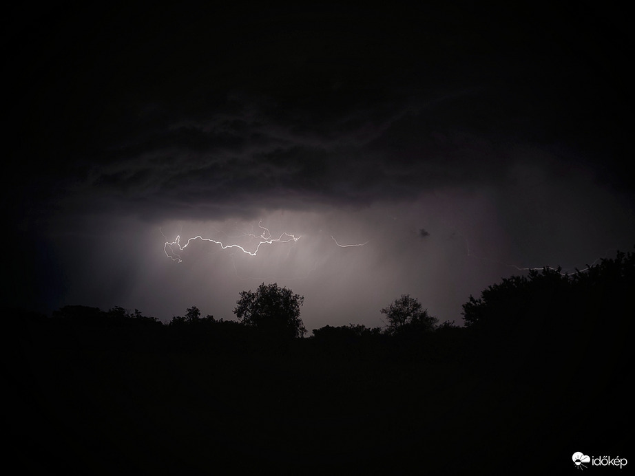 Villámfényes éjjelünk lesz