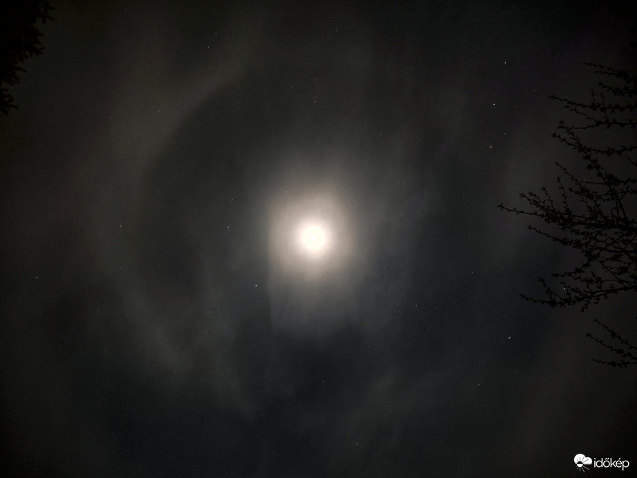 Holdhalót hozott az éjjel