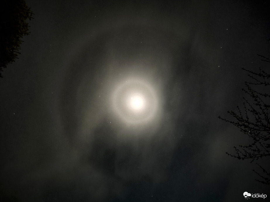 Kiteljesedett holdhalós előadás