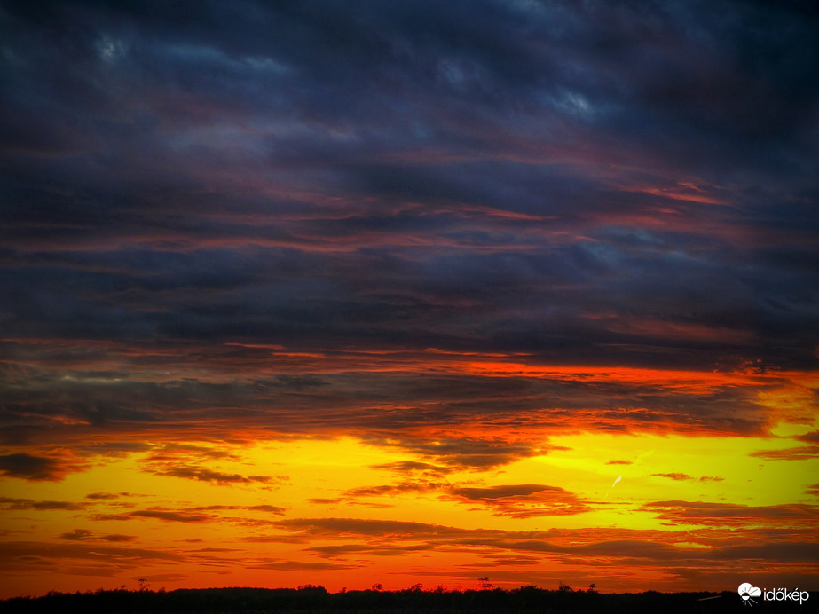 Hétfői tüzes naplemente