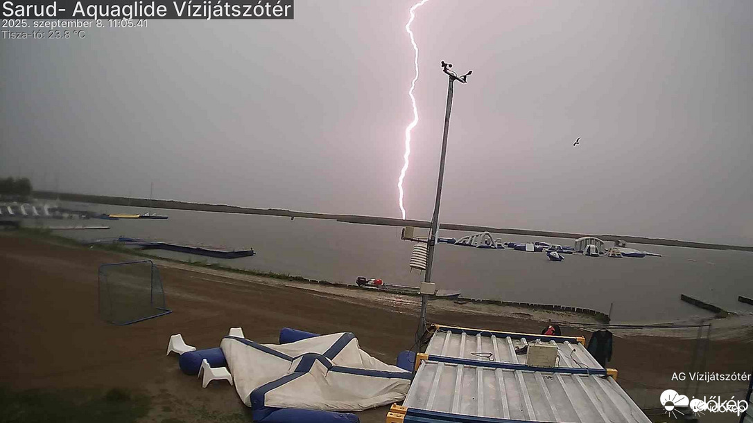 Ennek aztán lehetett egy hangja