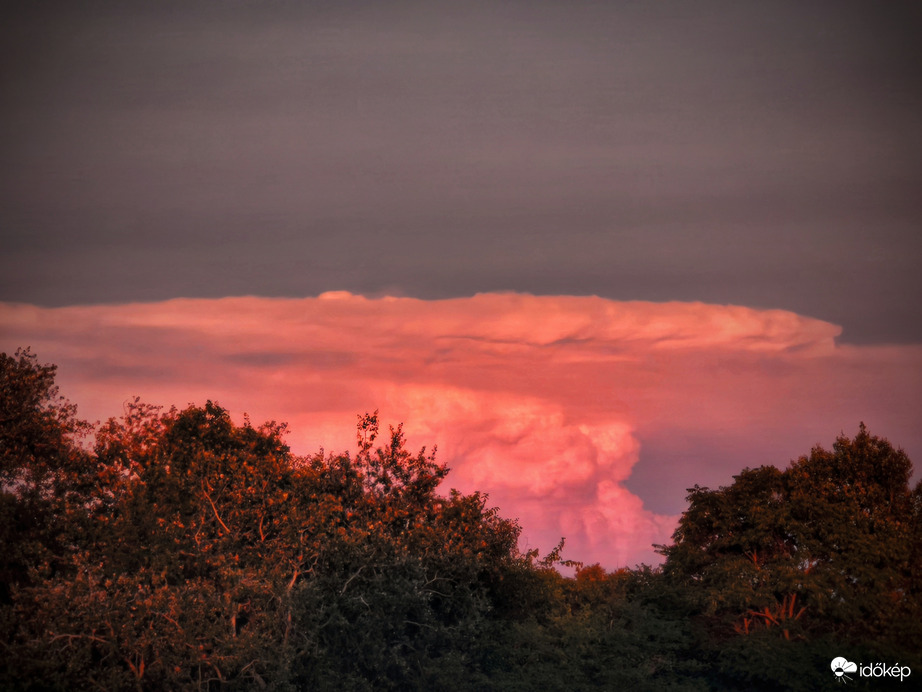 Tiszántúli zivatarok egyik tagja a naplemente festésében
