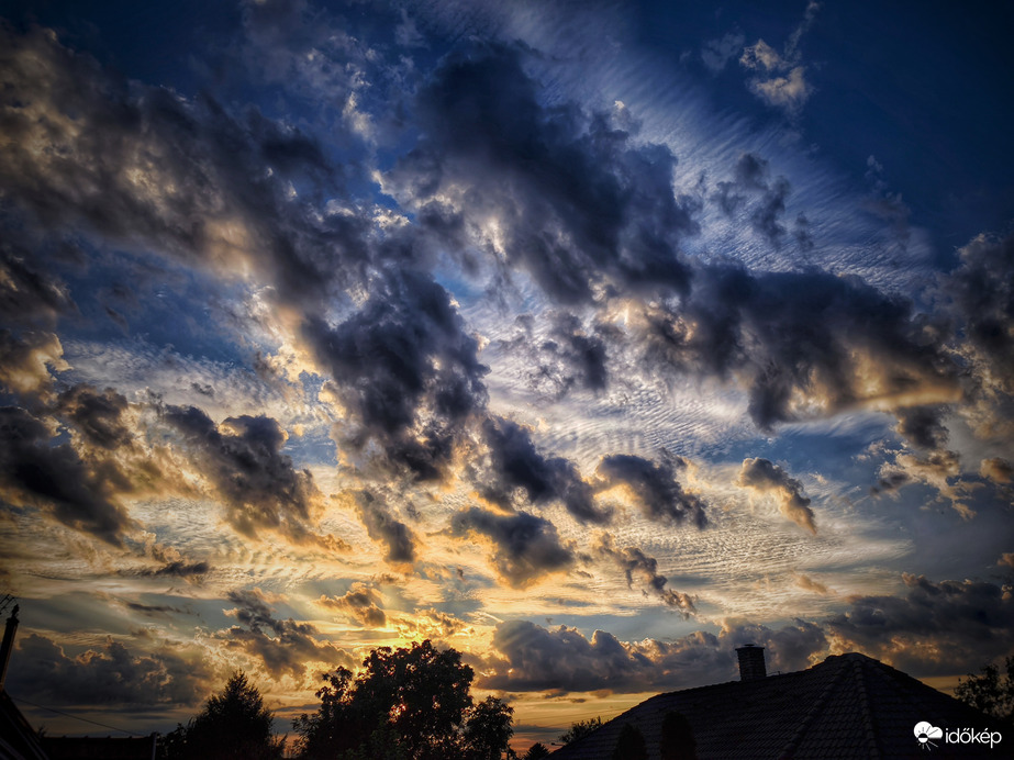 Régen látott szépségű felhőkoktél naplemente idején