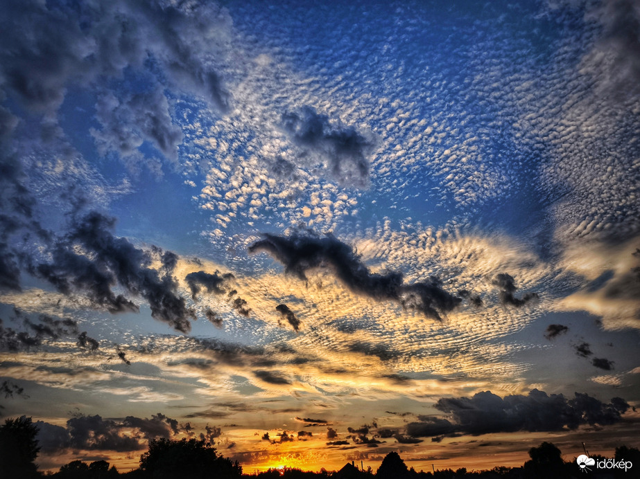 Naplementi káprázatos felhővarázs