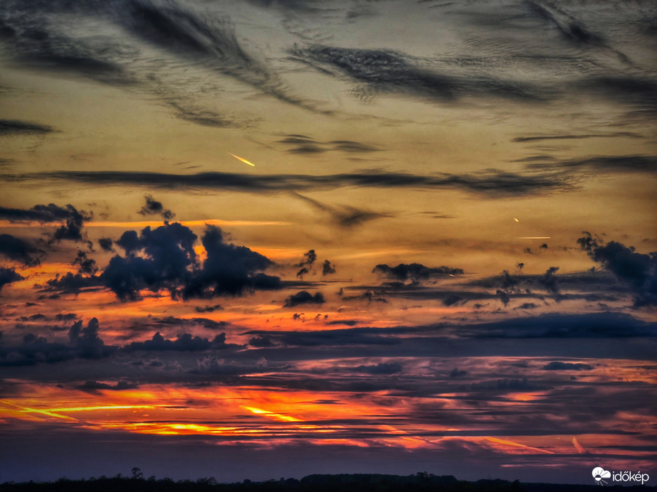 Felhők az alkonyati égbolton