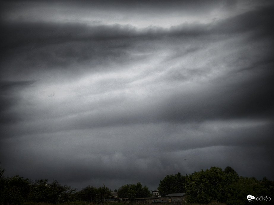 Csapadékban bővelkedő zivatarlánc érkezése