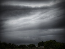 Csapadékban bővelkedő zivatarlánc érkezése