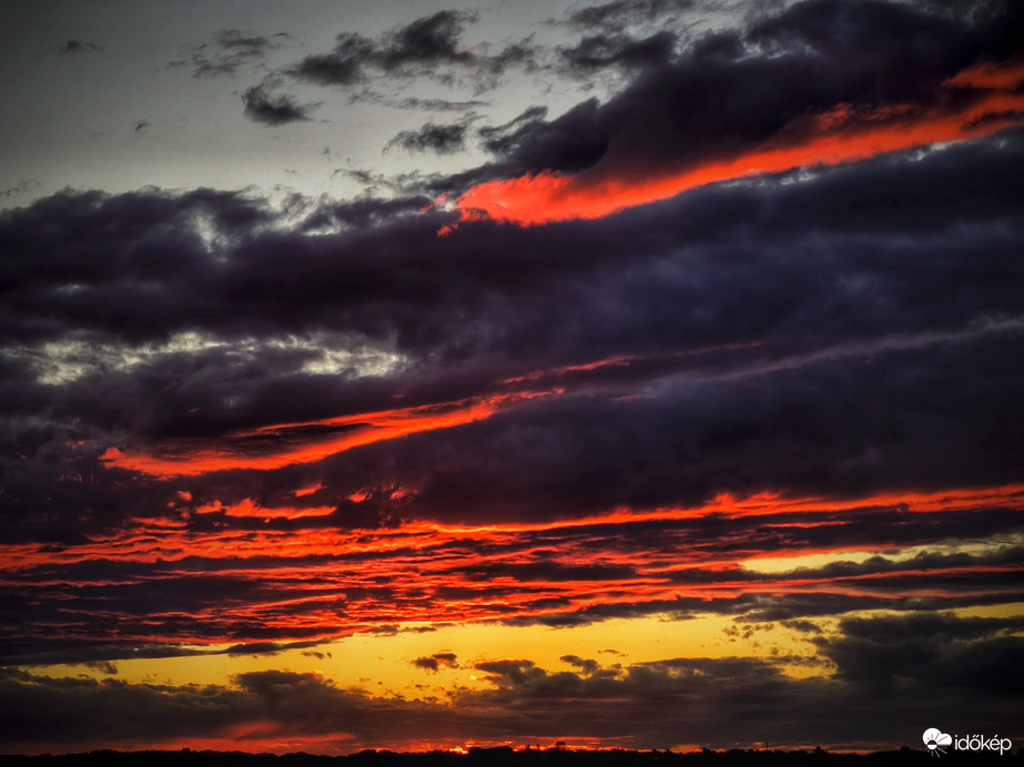 Naplemente által megvilágított felhők